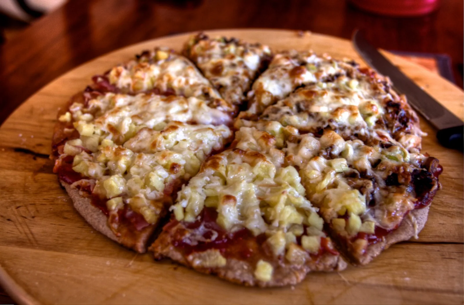 Ananászos, gombás pizza szeletelve