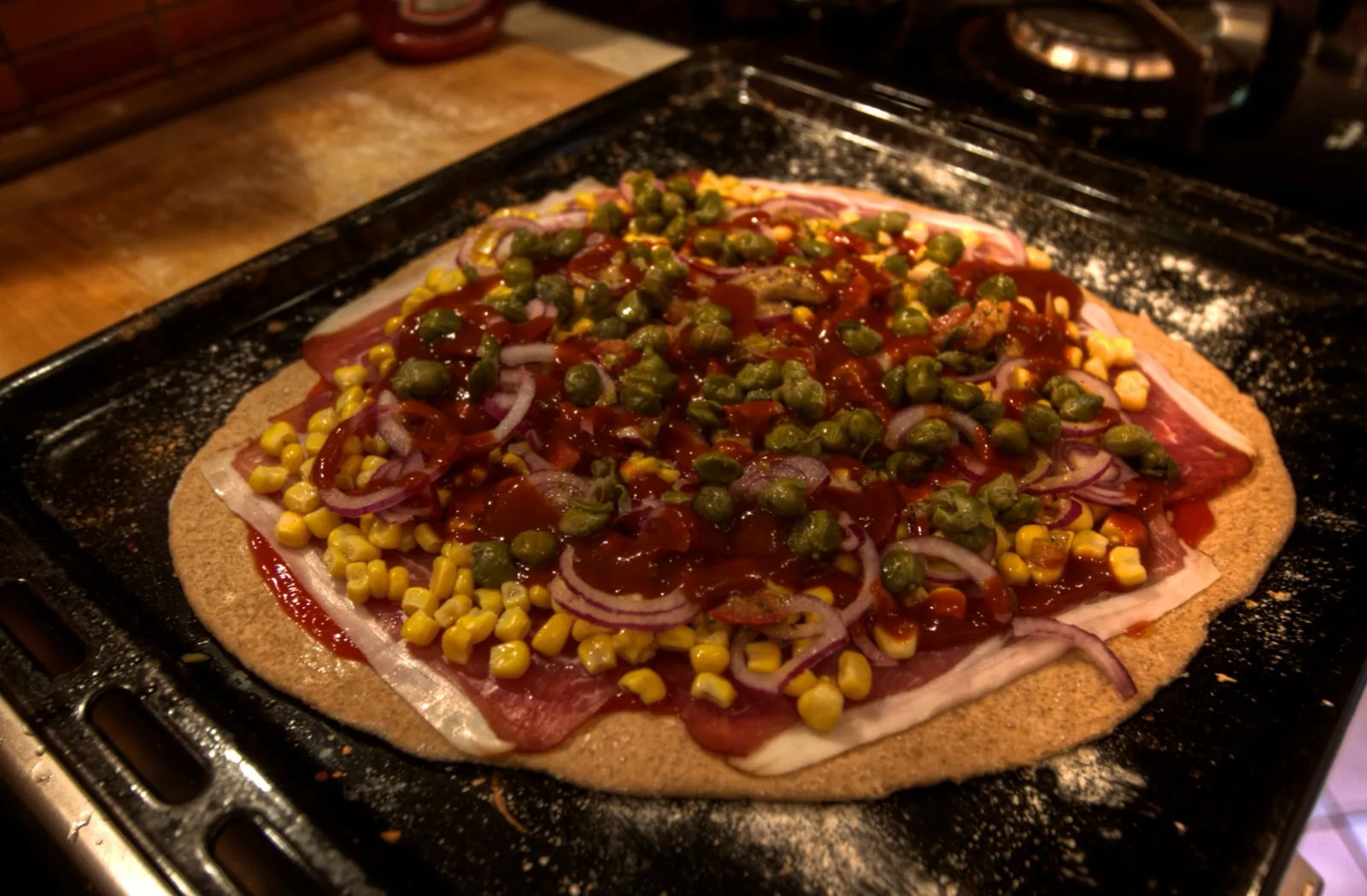 Mexikói lilahagymás sonkás kukoricás kapri bogyós pizza (El Diablo)