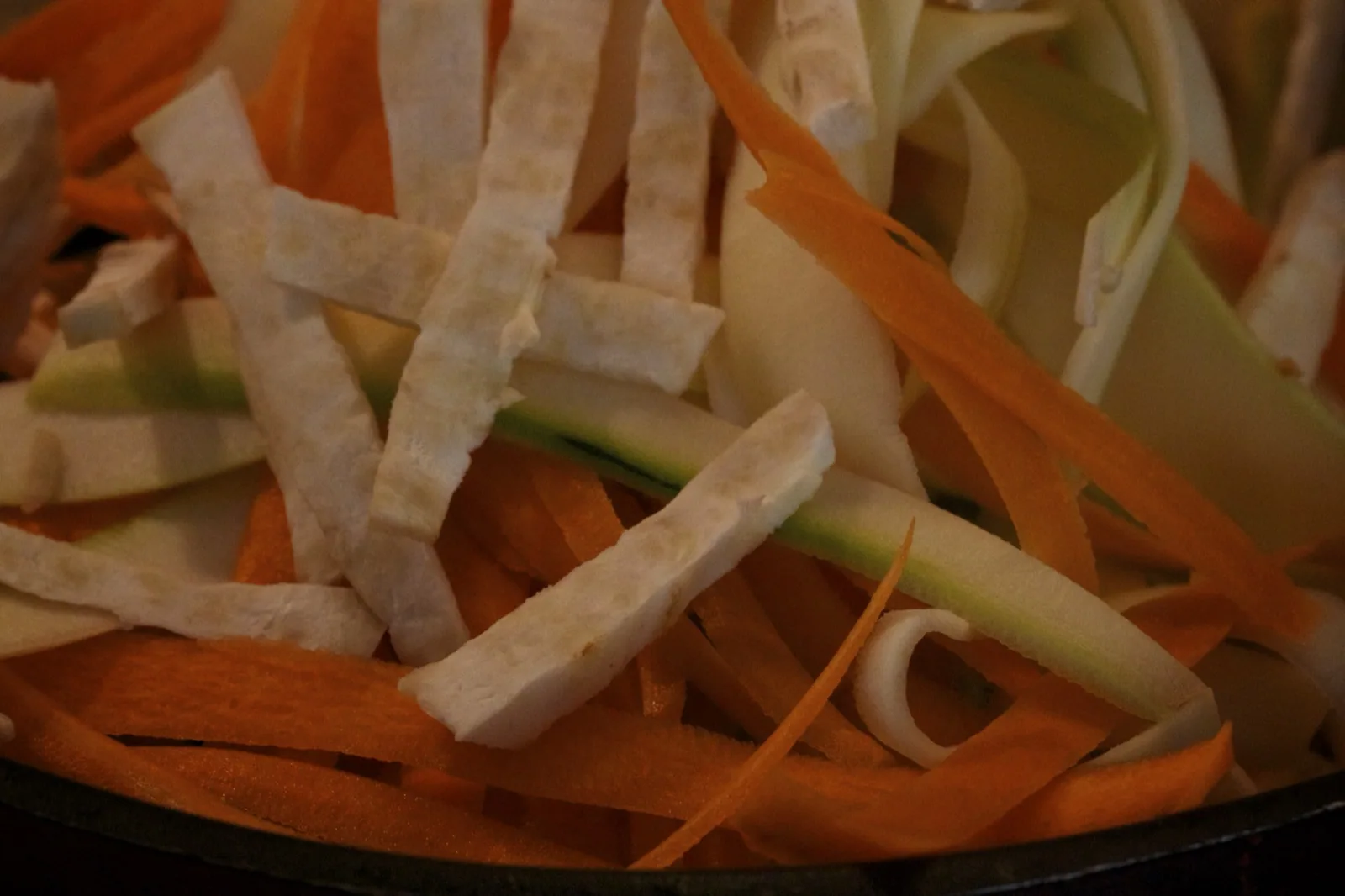 Cukkini saláta sárgarépával és grillezett mozzarellával