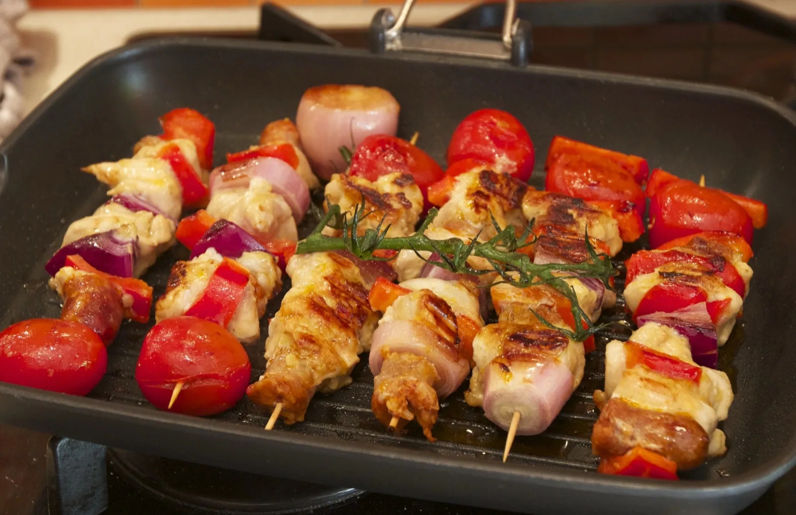 Saslika grill serpenyőben..