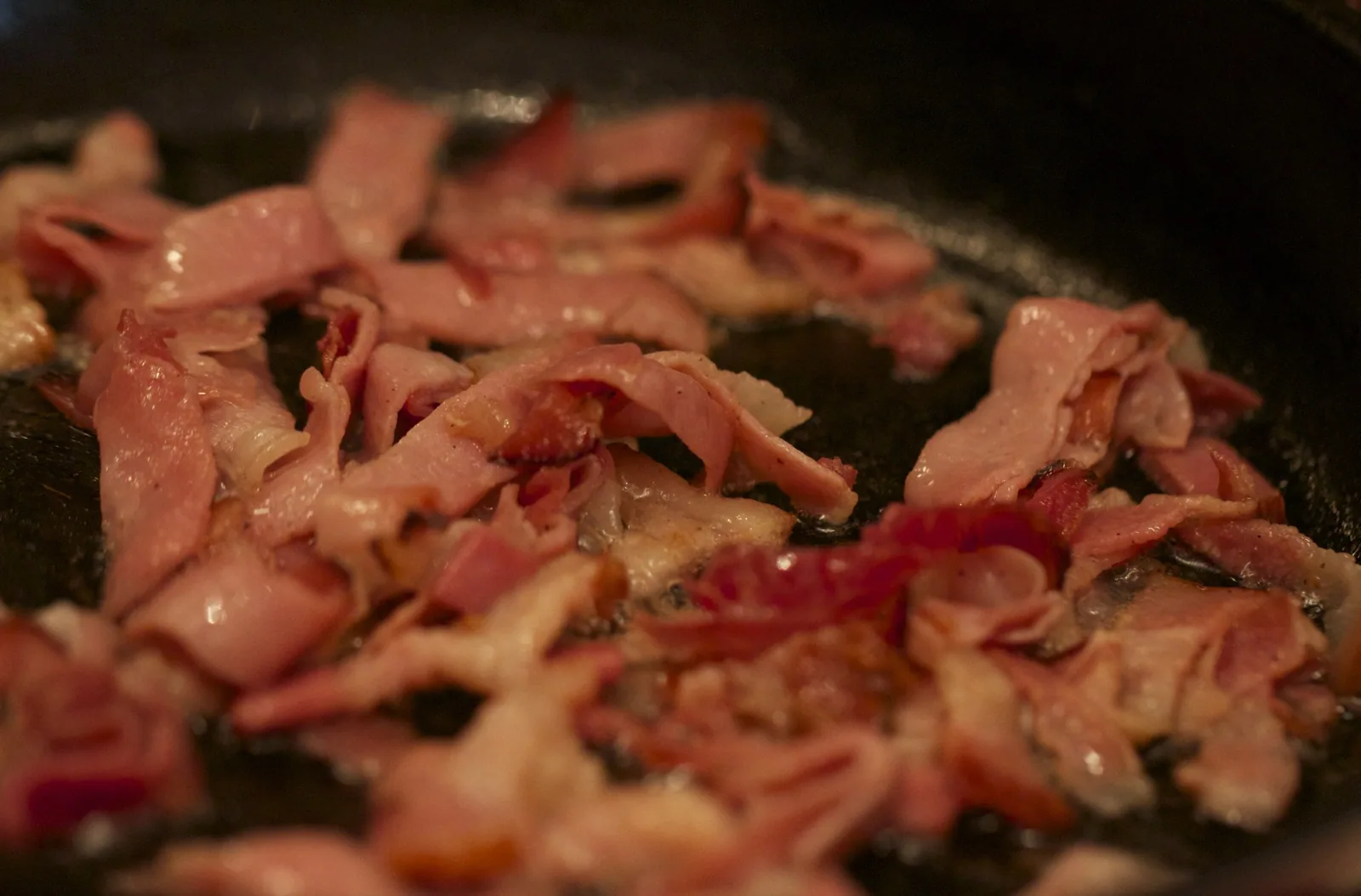 Bacon és feketeerdő sonka a serpenyőben