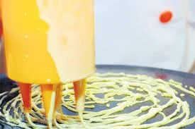 Tepsiben sült borsos marhával töltött roti jala , fetás cékla salátával
