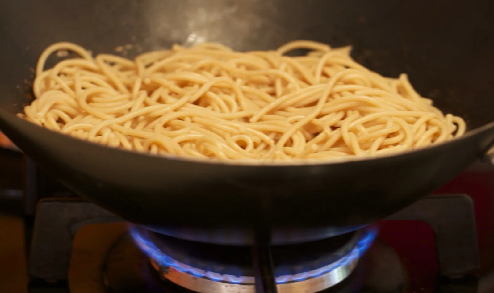 Wokban a spagetti